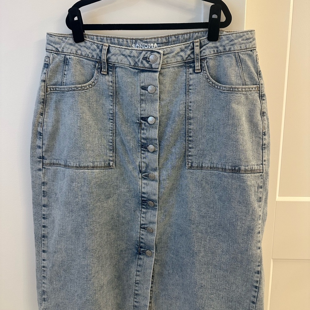 Sonoma Women's Light Blue Button-Front Denim MIDI Skirt